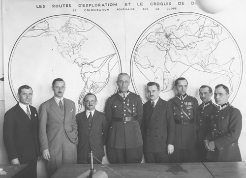 Captain Apoloniusz Zarychta (third from right) with his colleagues from the Maritime and Colonial League. In the centre stands General Gustaw Orlicz-Dreszer, President of the League. The background is a world map with marked settlements of the Polish diaspora and the journeys of Polish explorers. Photo from the interwar period. (Photo from the National Digital Archives)