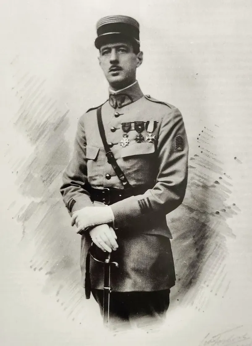 Charles de Gaulle na fotografii z ok. 1921 r. Na jego mundurze widoczny m.in. Srebrny Krzyż Orderu Virtuti Militari (fot. domena publiczna)