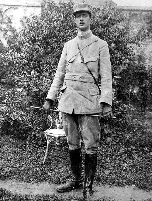Charles de Gaulle w mundurze oficera armii francuskiej w stopniu kapitana, 1915 r. (fot. domena publiczna)