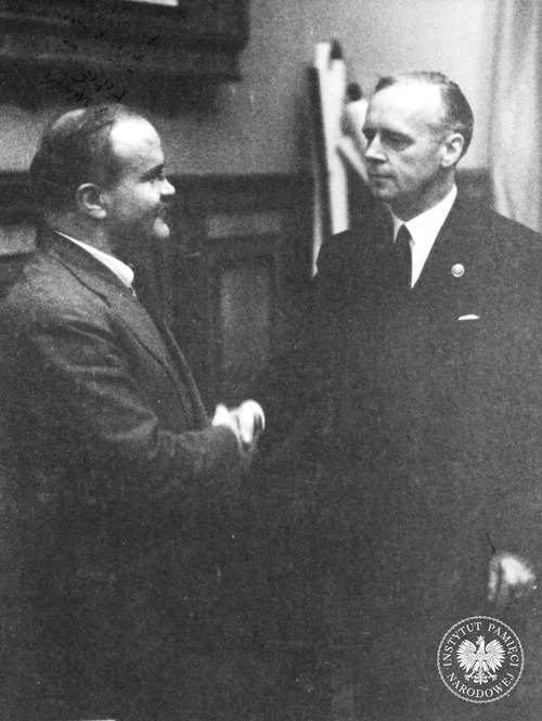 Ministrowie spraw zagranicznych Związku Sowieckiego - Wiaczesław Mołotow (po lewej) i III Rzeszy - Joachim von Ribbentrop (po prawej) wymieniają uścisk dłoni po podpisaniu niemiecko-sowieckiego paktu o nieagresji (tzw. paktu Ribbentrop-Mołotow). Zdjęcie ze zbioru kopii cyfrowych fotografii dokumentujących wydarzenia II wojny światowej, pozyskanego z Narodowej Agencji Archiwów i Nagrań w College Park w stanie Maryland w USA (fot. z zasobu AIPN)