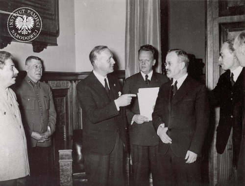 Przedstawiciele władz III Rzeszy i Związku Sowieckiego podczas uroczystego podpisania niemiecko-sowieckiego traktatu o granicach i przyjaźni (tzw. II paktu Ribbentrop-Mołotow) na Kremlu w Moskwie. Od lewej: sowiecki przywódca Józef Stalin (w jasnym mundurze), szef Sztabu Generalnego Armii Czerwonej komandarm Borys Szaposznikow, minister spraw zagranicznych III Rzeszy Joachim von Ribbentrop, NN (prawdopodobnie ambasador ZSRS w Niemczech Aleksander Szkwarcew), przewodniczący Rady Komisarzy Ludowyc