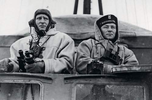 Od lewej por. Kazimierz J. Hess (dowódca artylerii okrętu) i mat Józef Gajda na pomoście bojowym niszczyciela ORP „Piorun”, fotografia wykonana podczas rejsu, 1940–1941 r. (fot. z zasobu IPN)