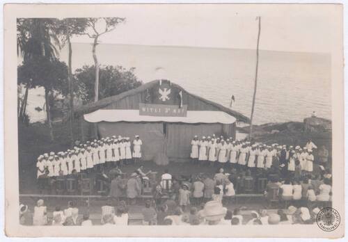 Uroczystości z okazji święta Konstytucji 3 maja w osiedlu polskim w Koja, 3 maja 1943 r.[?] Zdjęcie pochodzi z kolekcji przekazanej do zasobu Archiwum IPN przez p. Annę Krupską (fot. z zasobu IPN)