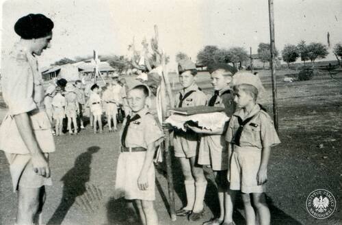 Hm. Zdzisław Peszkowski podczas obrzędów zuchowych. Osiedle Polskie w Valivade, 1944 r. Zdjęcie pochodzi z kolekcji przekazanej do zasobu Archiwum IPN przez p. Wiesława Stypułę (fot. z zasobu IPN)