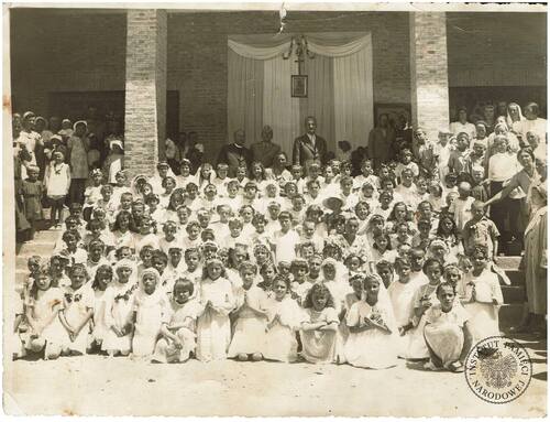 Grupa polskich dzieci podczas uroczystości I Komunii Świętej w Teheranie, 24 maja 1942 r. Zdjęcie pochodzi z kolekcji przekazanej do zasobu Archiwum IPN przez p. Annę Lilpop (fot. z zasobu IPN)