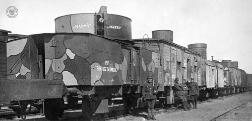 Pociąg pancerny nr 55 „Bartosz Głowacki” na postoju w Niepołomicach-Bonarce, lata 1919-1921. Widoczny na zdjęciu kamuflaż wagonu artyleryjskiego i nazwa działa – „Maryś”. Cyfrowa kopia zdjęcia przekazana do zasobu IPN przez p. Andrzeja Kapłańskiego (fot. z zasobu IPN)