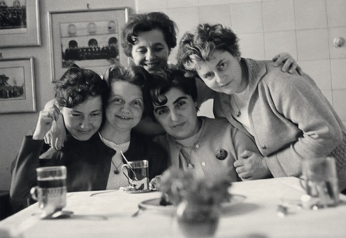 Najbliższe współpracowniczki prymasa Stefana Wyszyńskiego. Od lewej: Barbara Gniazdowska, Anna Rastawicka, Krystyna Szajer, Jadwiga Jełowicka, Maria Okońska, Dom Arcybiskupów Warszawskich, 1 kwietnia 1971 r. (fot. Archiwum Instytutu Prymasowskiego Stefana Kardynała Wyszyńskiego)