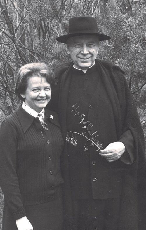 Anna Rastawicka i kard. Stefan Wyszyński (fot. Archiwum Instytutu Prymasowskiego Stefana Kardynała Wyszyńskiego)