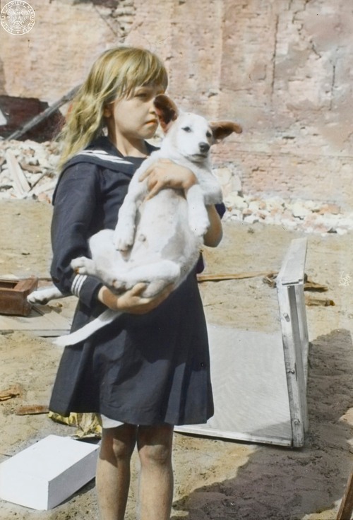 Dziewczynka (z psem na rękach) w czasie nalotu bombowego na Warszawę, wrzesień 1939 r. Fot. Julien Bryan (fot. z zasobu AIPN)