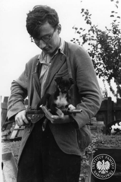 Kpr. pchor. Stanisław Woźniak ps. „Panurg” ze zgrupowania Armii Krajowej „Kampinos” z pieskiem na rękach, 2 sierpnia 1944 r. (fot. z zasobu AIPN)