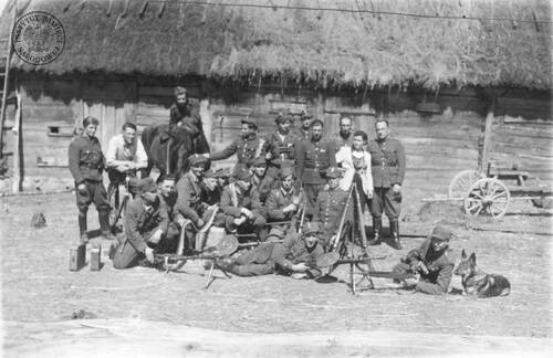 ołnierze, skupieni wokół dowódcy 5. Wileńskiej Brygady Armii Krajowej mjr. Zygmunta Szendzielarza ps. „Łupaszka”, pozują do zdjęcia z psem, 24 kwietnia 1946 r. (fot. z zasobu AIPN)