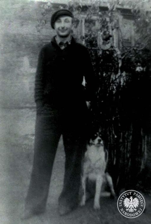 Żołnierz AK, ROAK, NZW, dowódca oddziału bojowego 11. Grupy Operacyjnej NSZ (NZW), sierż. Wiktor Stryjewski ps. „Cacko” z psem, b.d. (fot. z zasobu AIPN)