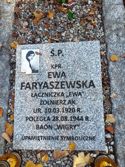 Tablica na symbolicznym grobie Ewy Faryaszewskiej w kwaterze żołnierzy batalionu „Zośka” na warszawskich Powązkach Wojskowychh, 2024 r. (fot. K.M.)