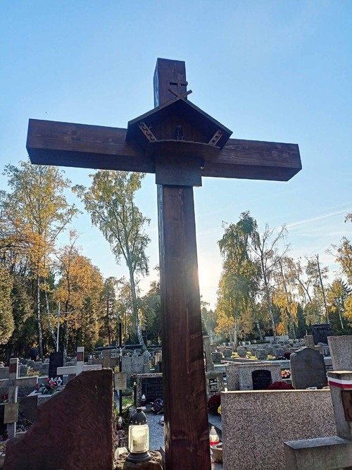 Kapliczka projektu Ewy Faryaszewskiej przy krzyżu nad jej symbolicznym grobem w kwaterze żołnierzy batalionu „Zośka” na warszawskich Powązkach Wojskowychh, 2024 r. (fot. K.M.)