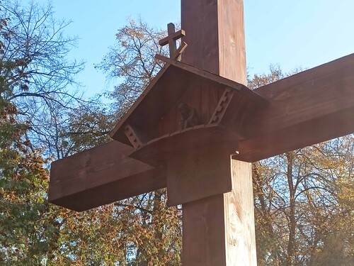 Kapliczka projektu Ewy Faryaszewskiej przy krzyżu nad jej symbolicznym grobem w kwaterze żołnierzy batalionu „Zośka” na warszawskich Powązkach Wojskowychh, 2024 r. (fot. K.M.)