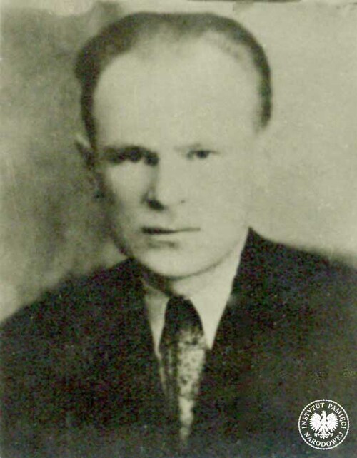 Franciszek Majewski „Słony”, „Mściciel” (ur. 1919 r.) – oficer WP, od 1940 r. w I (AK) i II Konspiracji (ROAK, NSZ) na północnym Mazowszu. Wydał rozkaz wykonania wyroku na Władysławie Rypińskim. W 1948 r., ranny, zastrzelił się podczas obławy UB, MO i KBW, w której brał udział syn W. Rypińskiego, Jan. Miejsce ukrycia szczątków Franciszka Majewskiego pozostaje nieznane (fot. z zasobu AIPN)
