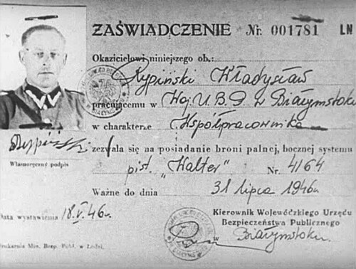 Fotokopia zdjęcia Władysława Rypińskiego na zaświadczeniu wystawionym 18 maja 1946 r. przez WUBP w Białymstoku. Stopklatka z ujęć z produkcji propagandowego filmu „Droga walki” z 1975 r. Zespół Realizatorów Filmowych „Sektor” MSW PRL, z inicjatywy Komitetu Obchodów XXX – lecia MO i SB (fot. z zasobu AIPN)