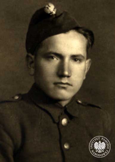 Edward Tyburski, w czasie II wojny członek GL i AL; w początkowym okresie okupacji sowieckiej funkcjonariusz MO i UB oraz jeden z bandytów wchodzących w skład grupy Rypińskiego. Według jego wojskowych akt personalnych kawaler Orderu Virtuti Militari oraz Krzyża Walecznych. Za swoje zbrodnie nigdy nie został ukarany (fot. z zasobu AIPN)