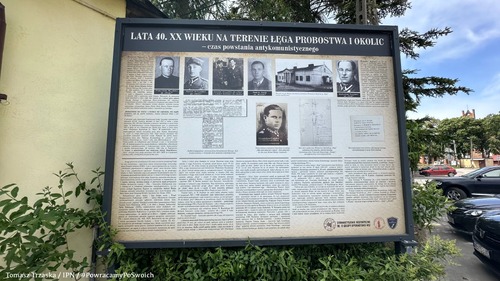Tablica pamięci o początkach okupacji sowieckiej okolic Łęgu Probostwa, terroru komunistycznego i oporu, jaki okupantom i ich miejscowym kolaborantom stawili tam żołnierze Wojska Polskiego II Konspiracji; umieszczona m.in. dzięki staraniom Stowarzyszenia Historycznego im. „11 Grupy Operacyjnej NSZ” (fot. ks. Tomasz Trzaska, IPN)