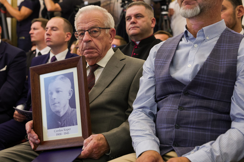 Kazimierz Koper z portretem ojca, tuż po odebraniu noty identyfikacyjnej, na którą czekał 80 lat. Czesław Koper był jedną z ofiar komunistycznego „Szwadronu Śmierci” Władysława Rypińskiego – został zamordowany w 1945 r., niedługo po tzw. wyzwoleniu. Jego szczątki odnalazło BPiI IPN w roku 2024. Konferencja identyfikacyjna ofiar totalitaryzmów, Belweder, Warszawa, 24 lipca 2025 r. (fot. Mikołaj Bujak, IPN)