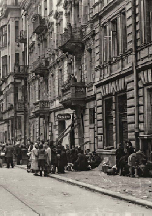 Ludność cywilna podczas ewakuacji (fot. Marian Grabski ps. „Wyrwa”/Muzeum Powstania Warszawskiego)