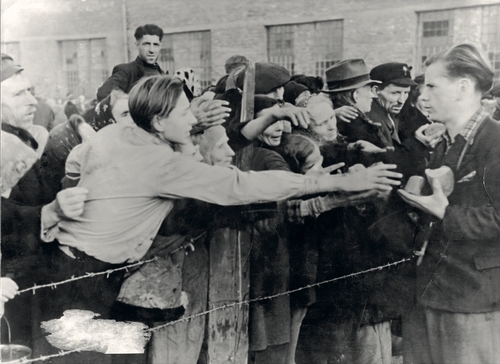 Rozdawanie chleba dla wypędzonych mieszkańców Warszawy w obozie przej!ciowym Dulag 121 w Pruszkowie, wrzesień 1944 r. (fot. NAC)