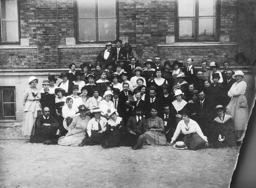 Fotografia grupowa uczestników walnego zebrania członków Związku Nauczycieli w Krasnymstawie, 1920 r. (fot. z zasobu NAC)