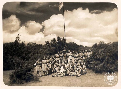 Absolwenci kursu podharcmistrzowskiego zorganizowanego na obozie w Panhali, 11-31 października 1944 roku.  Na zdjęciu widoczni: hm. Bronisław Pancewicz (w hełmie), hm. Zdzisław Peszkowski (siedzi pierwszy z prawej strony), brat Jan Orysiuk. Panhala, październik 1944 roku. Zdjęcie pochodzi z kolekcji przekazanej do zasobu Archiwum IPN przez Koło Polaków z Indii 1942-1948 (fot. z zasobu IPN)