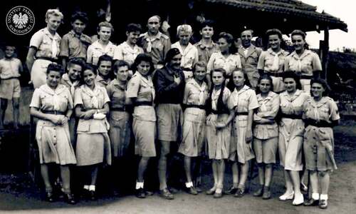 Zdzisław Peszkowski w towarzystwie Wodzów Gromad Zuchowych. Osiedle Polskie w Valivade, 1945-1947. Zdjęcie pochodzi z kolekcji przekazanej do zasobu Archiwum IPN przez Koło Polaków z Indii 1942-1948 (fot. z zasobu IPN)