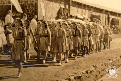 Defilada zorganizowana tuż po poświęceniu sztandaru Hufca Valivade. Osiedle Polskie w Valivade, 23 kwietnia 1945 roku. Zdjęcie pochodzi z kolekcji przekazanej do zasobu Archiwum IPN przez Koło Polaków z Indii 1942-1948