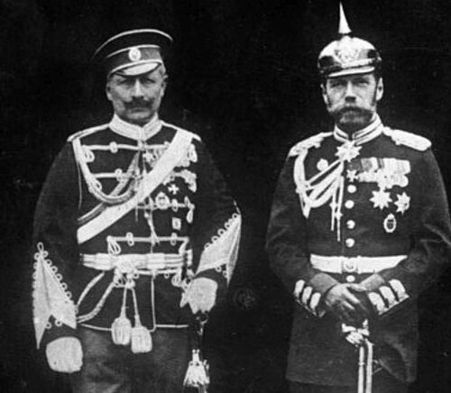 Niemiecki cesarz Wilhelm II Hohenzollern i rosyjski car Mikołaj II Romanow podczas spotkania w fińskim Björkö, gdzie  24 VII 1905 r. podpisano tajny traktat o wzajemnej pomocy zbrojnej w wypadku agresji innego państwa europejskiego. Przed wykonaniem fotografii władcy wymienili się mundurami...