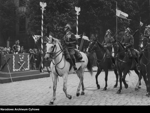 1.	Defilada przed marszałkiem Edwardem Śmigłym-Rydzem z okazji jubileuszu dwudziestolecia 17 Pułku Ułanów Wielkopolskich im. Króla Bolesława Chrobrego, Leszno 1939 r. (fot. NAC)