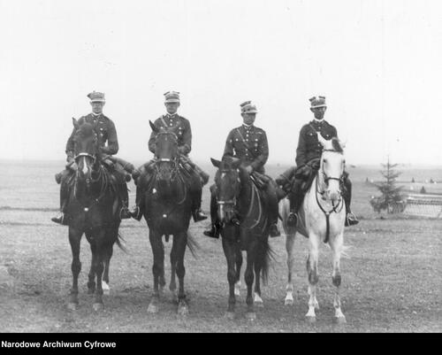 4.	Oficerowie 17. Pułku Ułanów Wielkopolskich podczas zawodów jeździeckich o mistrzostwo armii, Suwałki 1935 r. (fot. NAC)
