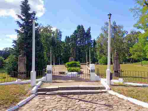 6.	Wejście na teren upamiętnienia 17. Pułku Ułanów Wielkopolskich w Walewicach (fot. B. Janczak)