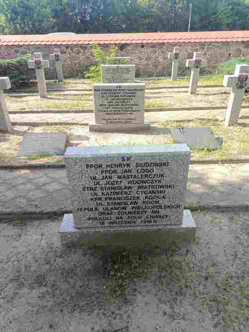 7.	Kwatera poległych żołnierzy 17. Pułku Ułanów Wielkopolskich na cmentarzu w Bielawach (fot. B. Janczak)