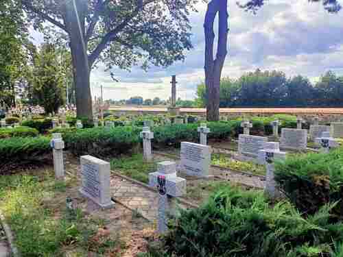 9.	Widok na kwaterę poległych żołnierzy Wojska Polskiego na cmentarzu w Bielawach (fot. B. Janczak)