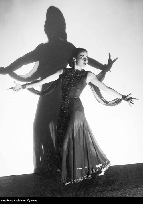 Stefania Grodzieńska podczas wykonywania tańca. Fotografia wykonana w atelier, 1937 r. (fot. z zasobu NAC)