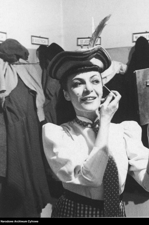 Stefania Grodzieńska w garderobie, 1947–1948 (fot. z zasobu NAC)