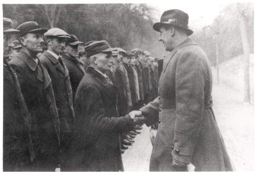 Szeregowi członkowie Selbstschutzu z Ludolfem von Alvenslebenem (fot. z zasobu AIPN)