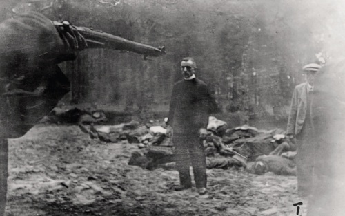 Rozstrzelanie ks. Piotra Sosnowskiego w Rudzkim Moście k. Tucholi (fot. z zasobu AIPN)