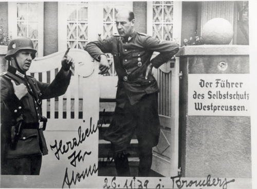 Ludolf von Alvensleben (z prawej) przed kwaterą przy ul. Wyspiańskiego w Bydgoszczy, 1939 r. (fot. z zasobu AIPN)