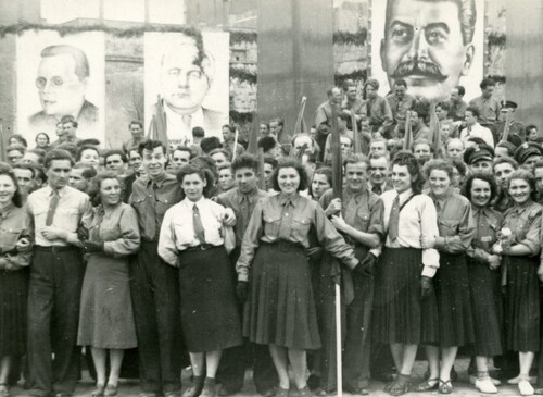 Członkowie ZMP prawdopodobnie przed pochodem 1 Maja w Gdańsku w okresie Polski Ludowej. W tle widoczny portret Józefa Stalina (fot. z zasobu IPN)