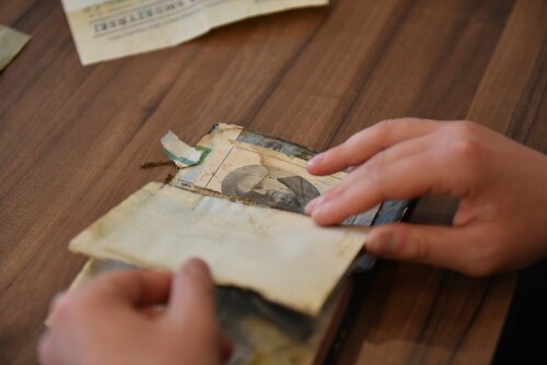 Pamiętnik ze zdjęciem kpt. Zygmunta Ponikowskiego, 2024 r. (fot. Żaneta Wierzgacz, IPN)