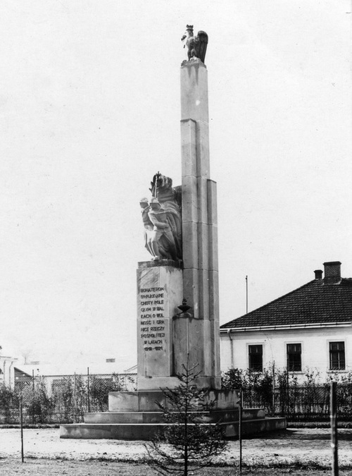 Brzeżany, woj. tarnopolskie. Pomnik ku czci poległych żołnierzy 51. Pułku Piechoty, lata 30. XX w. (fot. z zasobu NAC)