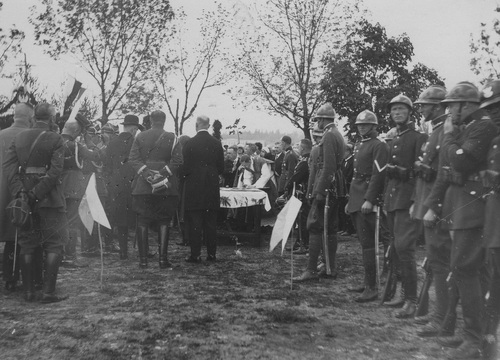 Przedstawiciele duchowieństwa, władz i wojska przy wpisywaniu się do księgi pamiątkowej podczas święta 51. Pułku Piechoty Strzelców Kresowych w Brzeżanach, 27 maja 1928 r. (fot. z zasobu NAC)