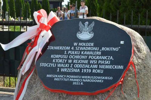 Pomnik ku czci żołnierzy 4. szwadronu „Rokitno” 1. Pułku Kawalerii KOP, walczących we wrześniu 1939 we wsi Piaski, odsłonięty 15 sierpnia 2021 r. (fot. IPN)