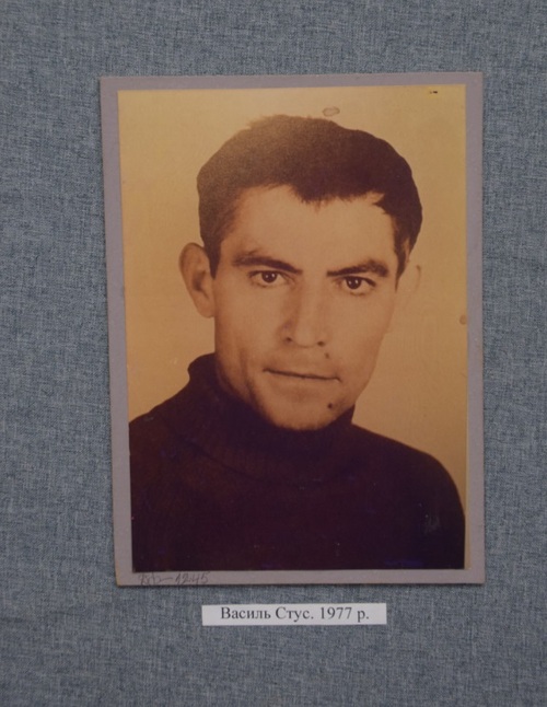 Zdjęcie portretowe Wasyla Stusa z 1977 r., prezentowane na wystawie w Muzeum Bojkowskim w Dolinie, 2017 r. (fot. Wikimedia Commons/Lantuszka/CC BY-SA 3.0)