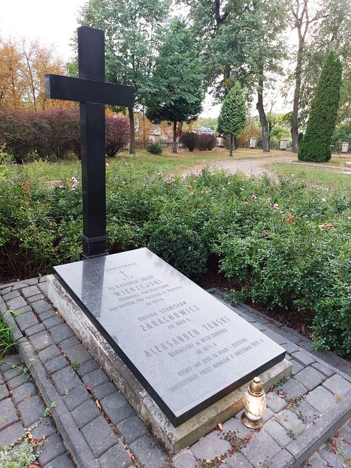 Grób zamordowanego we wrześniu 1939 r. burmistrza, proboszcza i lekarza znajdujący się przy kościele pw. św. Jana Chrzciciela. Mszczonów, 2025 r. (fot. P. Zielony)