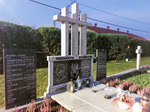 Zbiorowy grób polskich żołnierzy poległych w obronie miasta we wrześniu 1939 r. na nowym cmentarzu w Mszczonowie. 2025 r. (fot. P. Zielony)