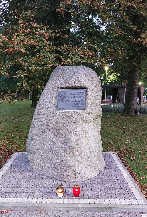 Kamień pamiątkowy w parku miejskim postawiony „Walecznym Żołnierzom 31 pułku Strzelców Kaniowskich” przez Harcerzy Hufca ZHP w Mszczonowie w 2011 r. Mszczonów, 2025 r. (fot. P. Zielony)